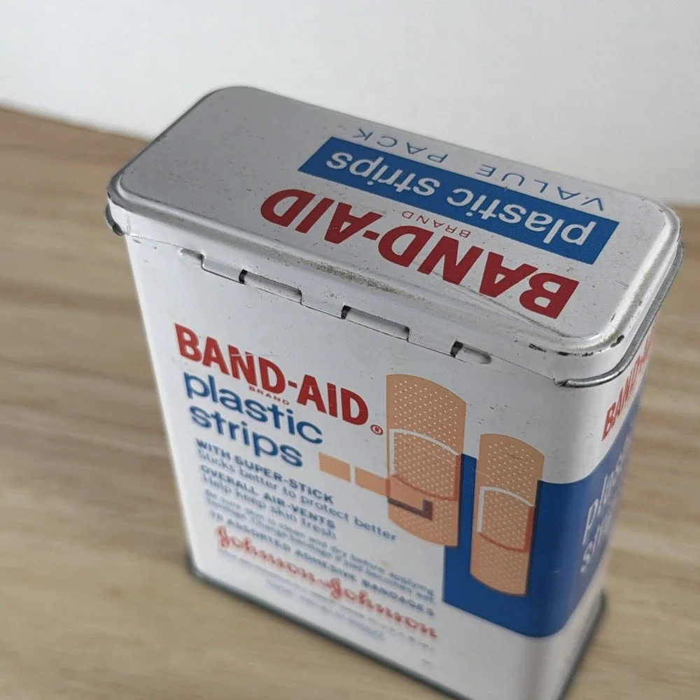 Vtg 1970s BAND AID Tin Value Pack 70 bandages Johnson & Johnson EMPTY Set Prop